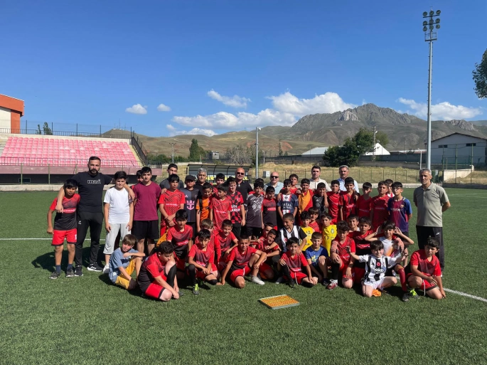 Gençlik ve Spor Müdürümüz Alaaddin Karagöl Kağızmanspor Futbol Okulu’na Anlamlı Ziyaret
