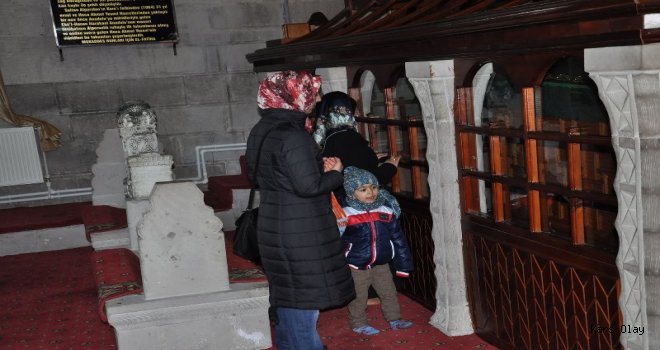 Harakani türbesine ziyaretçi akını
