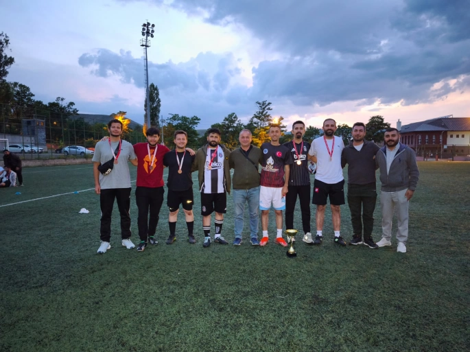 KAĞIZMAN'DA ÖĞRETMENLER ARASI FUTBOL TURNUVASI SONA ERDİ