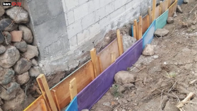 Kağızman’da yaşanan bu büyük skandalı.! Okul sıraları Beton kalıbı oldu