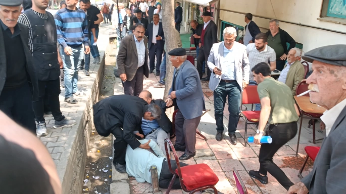Kağızman ilçesinde çıkan silahlı kavgada 1'i muhtar 4 kişi yaralandı.