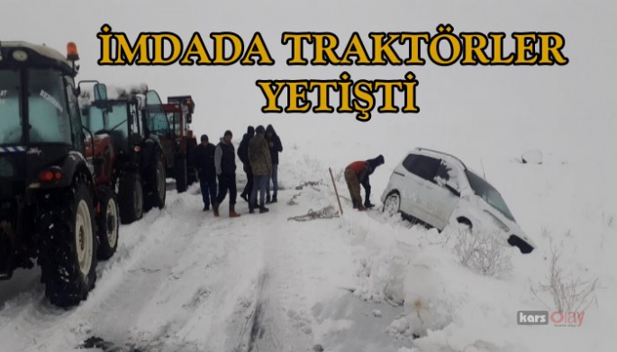 Karda mahsur kalan aracı traktörler kurtardı