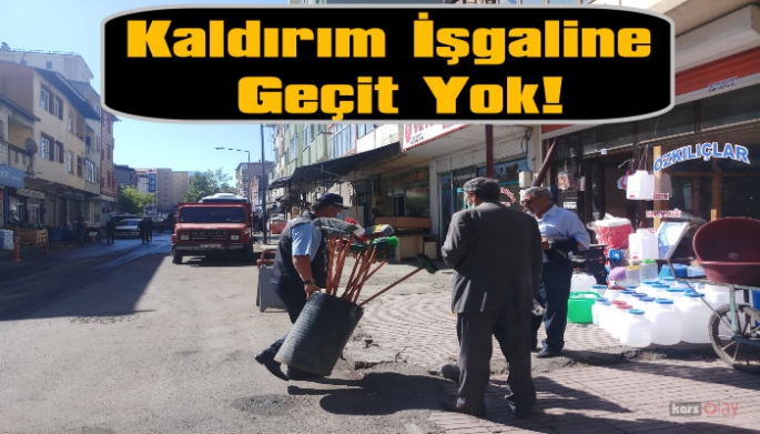 Kars Belediyesi Kaldırım İşgaline Geçit Vermiyor!