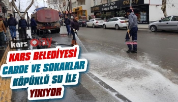 Kars'ta Belediye Cadde ve Sokakları Köpüklü Su İle Yıkıyor