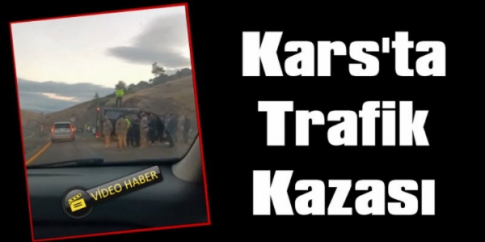 Kars'ta Hayvan Yüklü Kamyon Devrildi