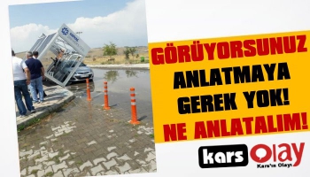 Kars'ta Otobüs Durağı Arabanın Üzerine Düştü