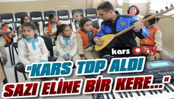 Kars'ta Polis Çocuklara Bağlama ve Gitar Hediye Etti