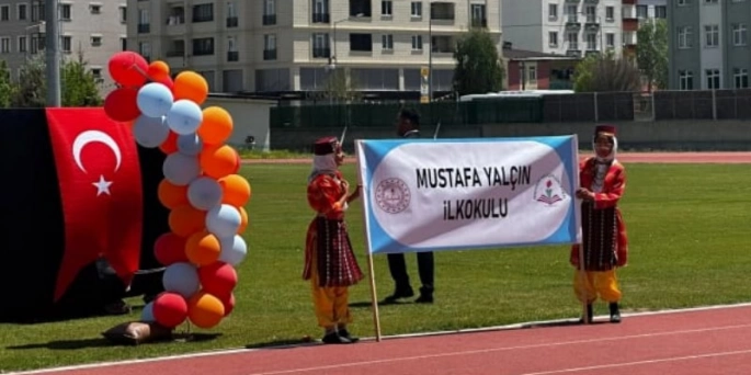 Kars'taki şölende Kağızman Mustafa Yalçın 'ın folklor ekibi stadı coşturdu,
