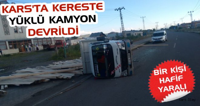 Kars'ta Keretse Yüklü Kamyon Devrildi