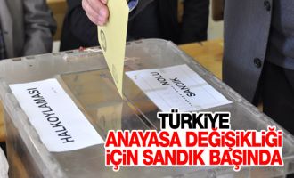 Türkiye referandum için sandık başında
